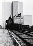 169074 Gezicht op het overlaadstation voor huisvuil van vrachtauto naar trein van VAM te Apeldoorn, met enkele ...